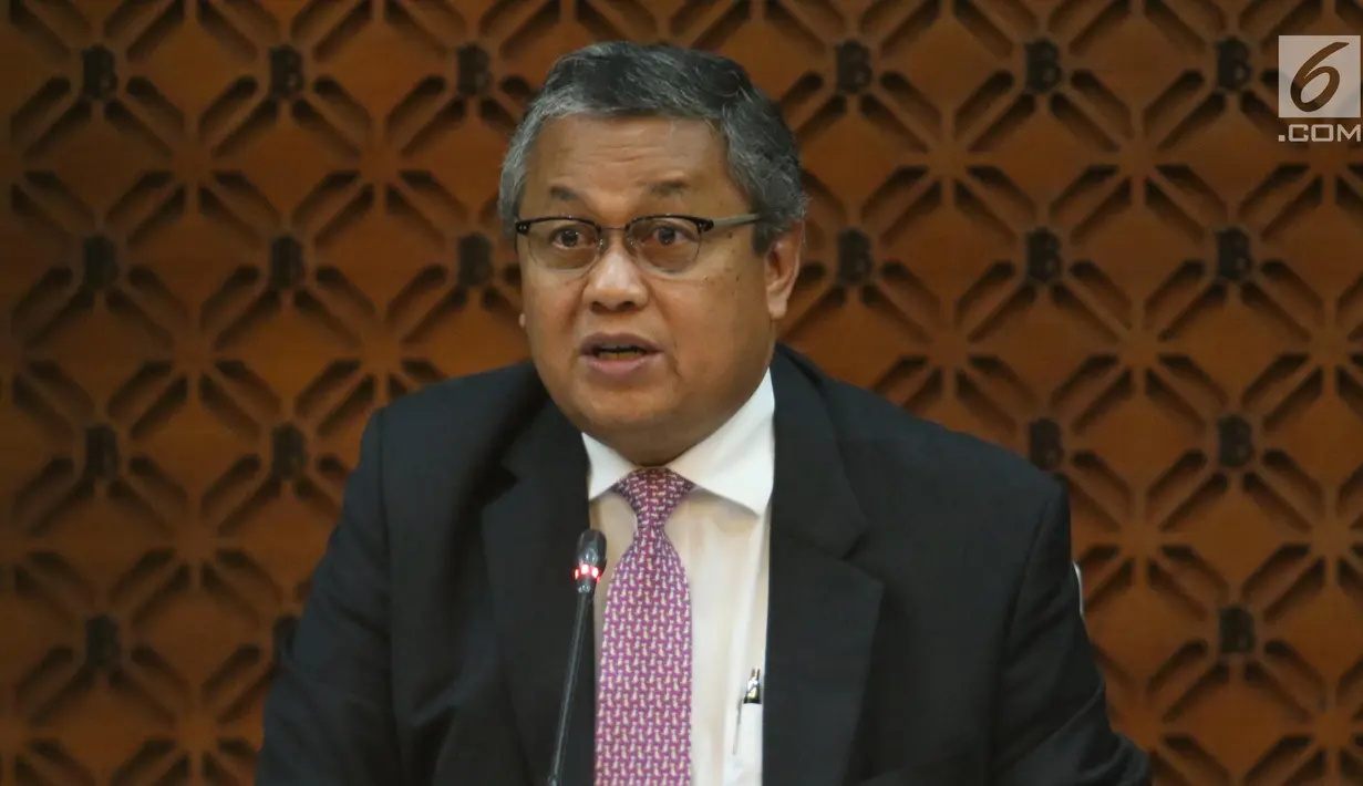 Gubernur Bank Indonesia (BI), Perry Warjiyo saat memberikan keterangan usai Rapat Dewan Gubernur (RDG) di Jakarta, Kamis (21/2). BI kembali menahan suku bunga acuan BI 7-Days Reverse Repo Rate (BI7RRR) di angka 6 persen. (Liputan6.com/Angga Yuniar)