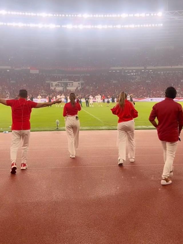 6 Gaya Anang Hermansyah dan Ashanty Nyanyi usai Laga Timnas Indonesia Vs Filipina, Pasutri Tampil Serasi Serba Merah