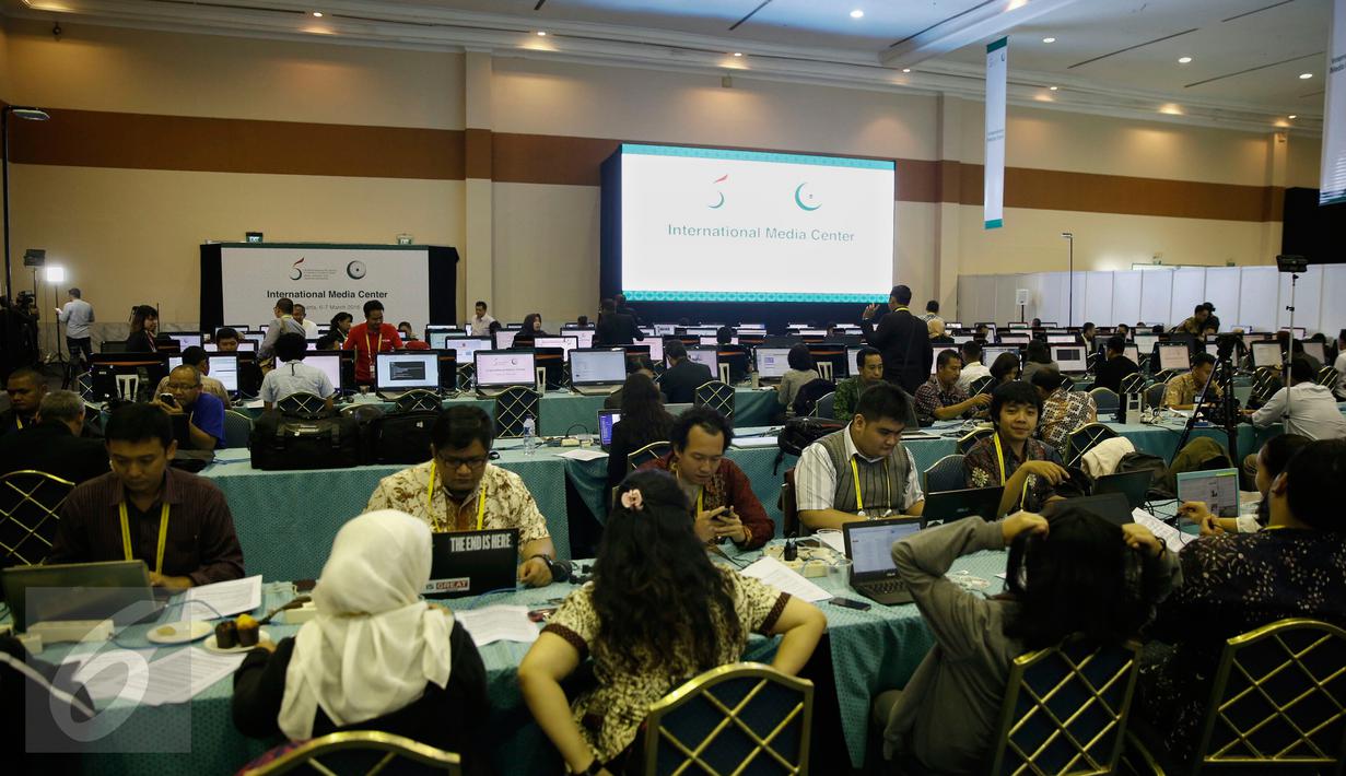 Sejumlah jurnalis menggunakan fasilitas komputer di Media Center KTT OKI, Jakarta, Minggu (6/2/2016). Media center berkapasitas 500 orang tersebut didukung konektivitas broadband internet 2 Gbps untuk 150 unit komputer. (Liputan6.com/Faizal Fanani)