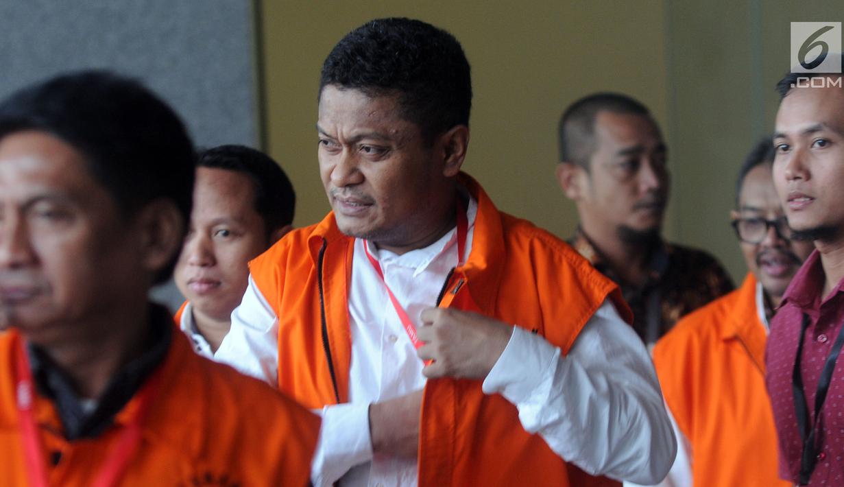 Bupati Buton Selatan nonaktif Agus Feisal Hidayat saat tiba di Gedung KPK, Jakarta, Jumat (22/6). KPK memperpanjang masa penahanan Agus selama 30 hari ke depan. (Merdeka.com/Dwi Narwoko)