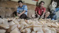 Pekerja menyelesaikan pembuatan kerupuk kulit di industri rumahan kawasan Bogor, Jawa Barat, Minggu (26/9/2021). Pelaku usaha kerupuk kulit mengaku permintaan kerupuk kulit mengalami penurunan hingga 50 persen akibat Pemberlakuan Pembatasan Kegiatan Masyarakat (PPKM). (merdeka.com/Iqbal S Nugroho)