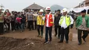 Presiden Joko Widodo atau Jokowi (tengah) meninjau proyek Terowongan Nanjung di Kabupaten Bandung, Jawa Barat, Minggu (10/3). Terowongan Nanjung menembus tebing sepanjang 230 meter. (Liputan6.com/Angga Yuniar)