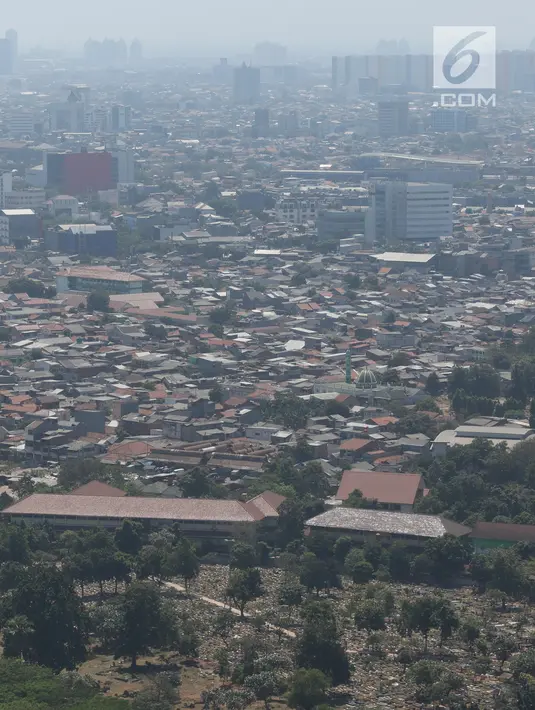 Suasana perkampungan padat penduduk di Jakarta, Kamis (30/8/2019). Direktur Konsolidasi Tanah Kementerian (ATR/BPN), Doni Widoantoro mengatakan dari hasil penelitian diperoleh fakta bahwa pemanfaatan tanah di DKI masih timpang. (Liputan6.com/Angga Yuniar)