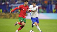 Bintang Portugal Cristiano Ronaldo beradu cepat dengan Theo Hernandez pada laga perempat final Euro 2024 (AP)