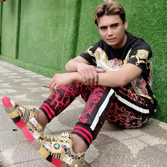 Jarang Muncul di Televisi, Ini 6 Potret Terbaru Charly Van Houten yang Curi Perhatian