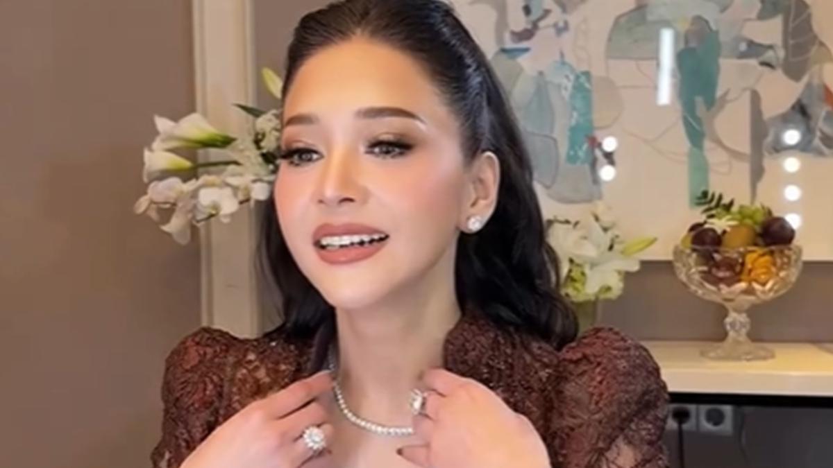 6 Potret Detail Outfit Maia Estianty di Intimate Dinner Al Ghazali-Alyssa Daguise