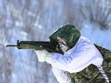 Personel Angkatan Laut Korea Selatan bersiap menembak di sebuah bukit bersalju saat Marsine AS di Pyeongchang, sekitar 180 kilometer timur Seoul, (19/12). Marinir dari Korea Selatan dan AS mengambil bagian latihan musim dingin militer. (AFP Photo/Yonhap)