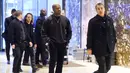 Penyanyi rap Kanye West setibanya di lobi Trump Tower, New York, Selasa (13/12). Suami sosialita Kim Kardashian iitu akan melakukan pertemuan dengan Presiden AS terpilih, Donald Trump Donald Trump. (TIMOTHY A. CLARY/AFP)