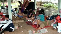Para korban banjir di Pejaten Timur tak punya tempat aman lain untuk mengungsi kecuali sebuah sekolah dan pelataran kuburan.