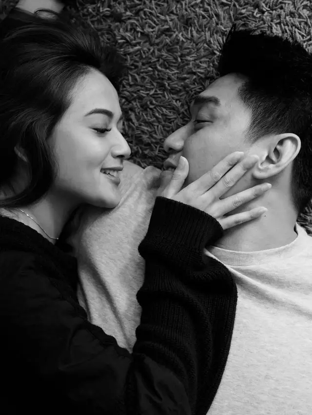 Gaya Mesra Pemotretan Post-Wedding Ifan Seventeen dan Citra Monica, Sederhana. (Instagram/citra_monica)
