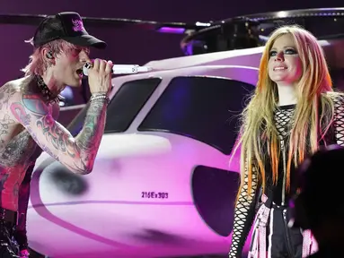 Avril Lavigne (kanan) tampil bersama Machine Gun Kelly pada hari kedua Festival Musik Lollapalooza di Grant Park, Chicago, Amerika Serikat, 29 Juli 2022. Penggemar musik dari seluruh dunia datang ke Lollapalooza 2022. (Photo by Rob Grabowski/Invision/AP)