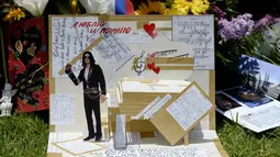 Sebuah pesan diletakkan di depan pintu masuk makam di mana Michael Jackson dikebumikan di Forest Lawn Memorial Park-Glendale, California, Rabu (25/6/14). (REUTERS/Kevork Djansezian)
