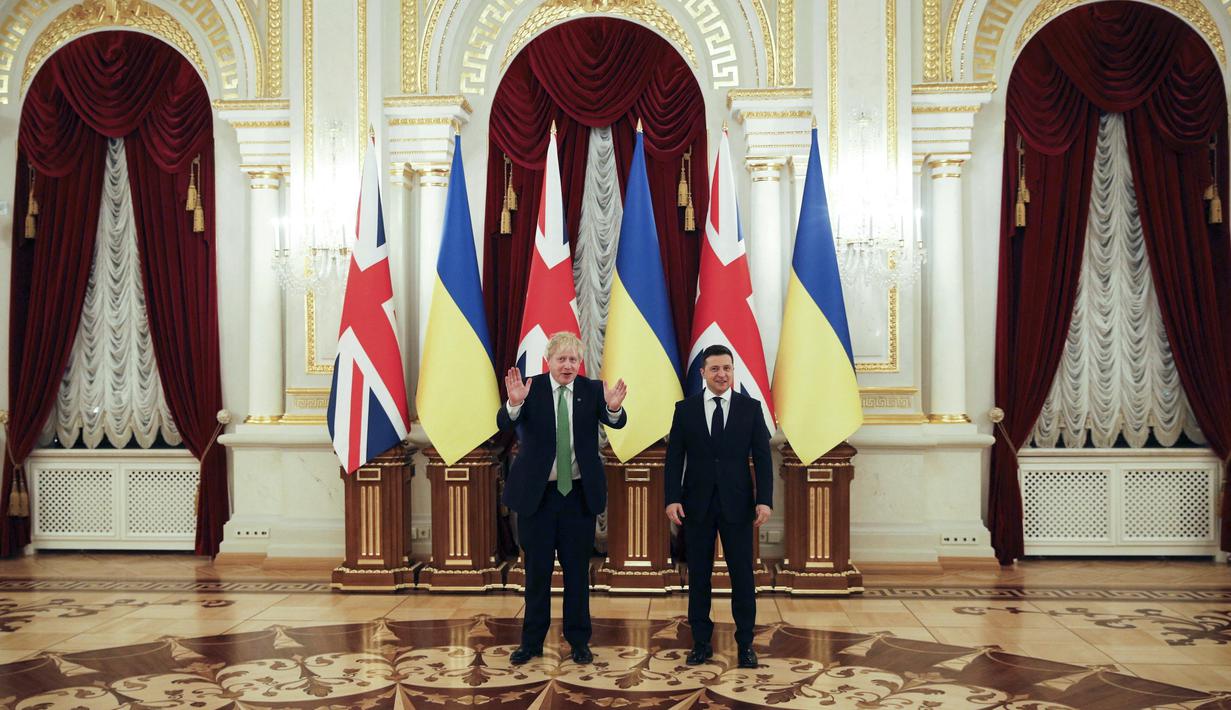 Perdana Menteri Inggris Boris Johnson (kiri) berfoto dengan Presiden Ukraina Volodymyr Zelenskyy, sebelum pembicaraan mereka di tengah meningkatnya ketegangan antara Ukraina dan Rusia, di istana kepresidenan, di Kyiv, Ukraina, Selasa (1/2/2022).  (Peter Nicholls/Pool Photo via AP)