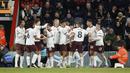 Pemain Manchester City merayakan gol yang dicetak oleh Phil Foden pada laga lanjutan Liga Inggris 2023/2024 melawan Bournemouth yang berlangsung di Vitality Stadium, Bournemouth, Inggris, Minggu (25/02/2024) dini hari WIB. (AP Photo/David Cliff)