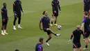 Penyerang RB Leipzig, Yussuf Poulsen (tengah) bersama rekan-rekannya saat mengikuti sesi latihan di stadion Luz di Lisbon (17/8/2020). Leipzig akan bertanding melawan PSG pada semifinal Liga Champions. (AP Photo/Manu Fernandez, Pool)