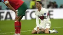 Reaksi penyerang Portugal Cristiano Ronaldo setelah gagal mencetak gol ke gawang Maroko pada pertandingan perempat final Piala Dunia 2022 kontra Maroko di Stadion Al-Thumama di Doha, Sabtu (9/12/2022). Ronaldo kembali gagal dan harus rela timnya tersingkir di perempat final Piala Dunia 2022 Qatar. (AP Photo/Martin Meissner)