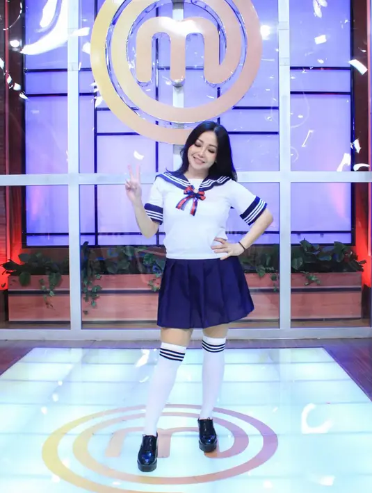 <p>"DENGAN KEKUATAN BULAN kita ga jadi bahan bulan bulanan karena foto ini! 🤣 Dare I say kostum kita kali ini menandakan bahwa kita masih cocok pake baju sekolah?" tulis akun Instagram @rinrinmarinka, Senin (11/7/2022). (Instagram/rinrinmarinka)</p>