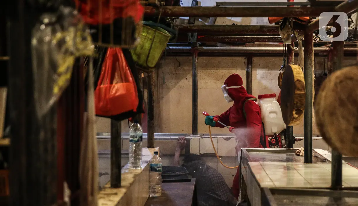 Dinas Penanggulangan Kebakaran dan Penyelamatan Provinsi DKI Jakarta melakukan penyemprotan cairan disinfektan di area perdagangan Pasar Senen, Jakarta, Selasa (9/6/2020). Kegiatan ini bertujuan untuk memutus mata rantai penyebaran Covid-19 khususnya di tempat keramaian. (Liputan6.com/Faizal Fanani)