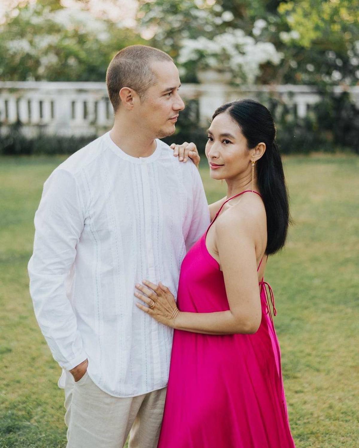Sempat Culture Shock Saat Menikah, Ini 8 Potret Happy Salma dan Tjok Gus yang Ternyata Bangsawan - Kaget Dikado Bebek Hidup
