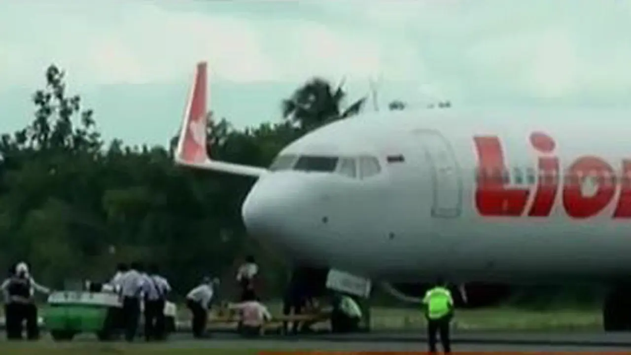 Pesawat Lion Air Terperosok di  Aspal Runway