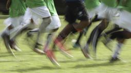 Para pemain dari SSB Maehanu melakukan pemanasan sebelum melawan SSB Tulehu Putra pada laga final di Lapangan Masariku Yonif 733, Ambon, Kamis (30/11/2017). SSB Maehanu menang 1-0 atas SSB Tulehu putra. (Bola.com/Peksi Cahyo)