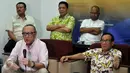 Hafidz Zawawi (kiri) saat menemui Akbar Tandjung di Jakarta, Kamis, (7/1/2016). Eksponen Pengurus DPP dan  Dewan Pertimbangan Partai Golkar mendesak Munas Partai Golkar digelar secepatnya untuk penyelamatan Partai Golkar. (Liputan6.com/Johan Tallo)