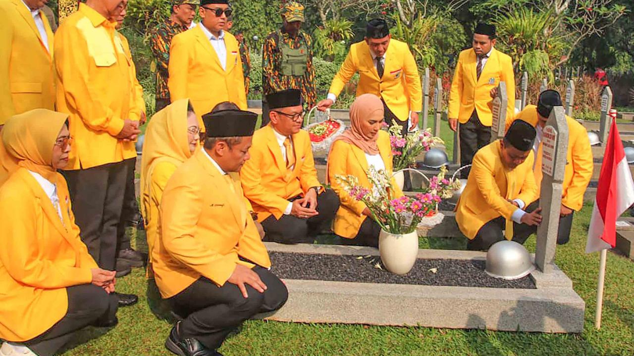 FOTO: Bahlil Lahadalia Pimpin Ziarah TMP Kalibata di HUT ke-61 Partai Golkar