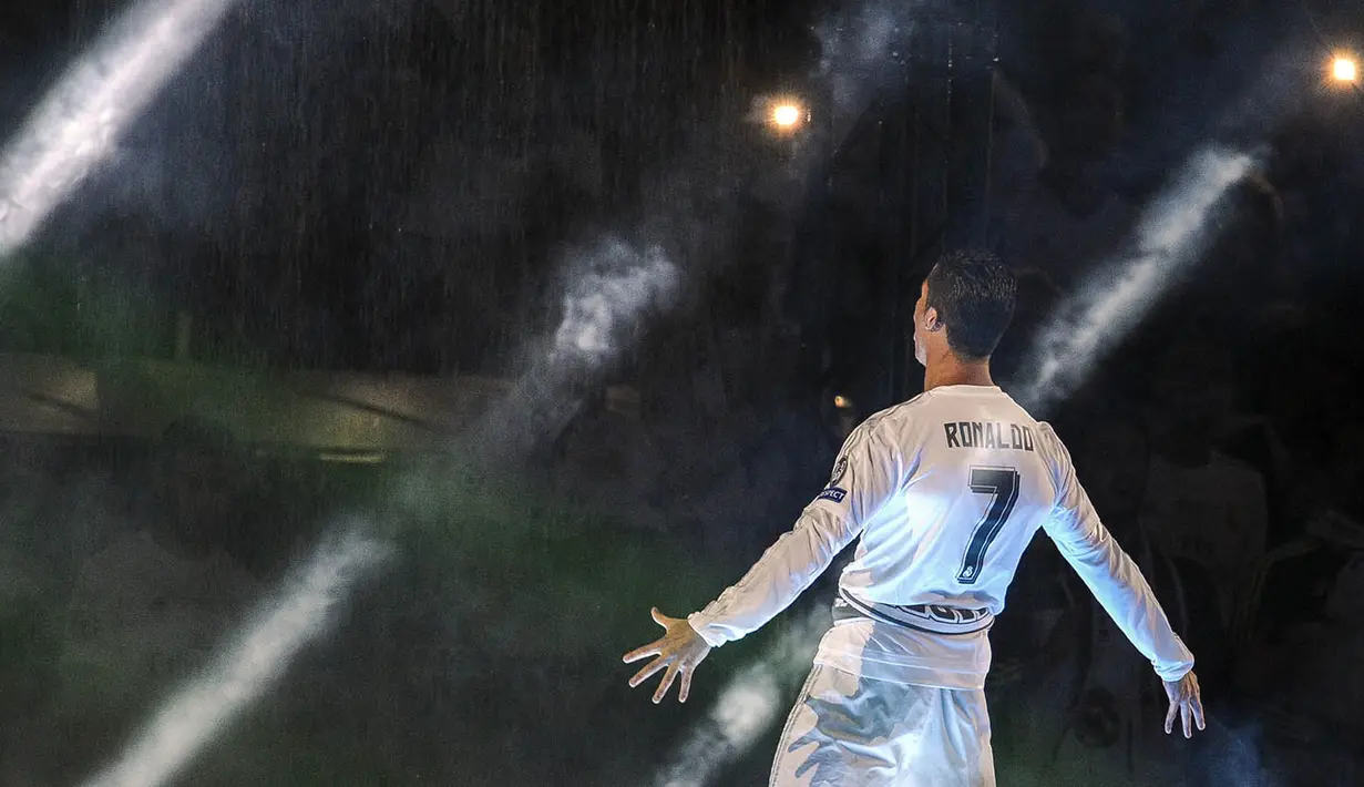 Dengan menjadi olahragawan terkaya dunia, Cristiano Ronaldo, mengungguli rivalnya di dunia sepak bola, Lionel Messi yang berada pada posisi kedua terkaya. (AFP/Pedro Armestre)