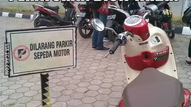 6 Potret Parkir Motor Tak Sesuai Aturan Ini Bikin Geleng Kepala