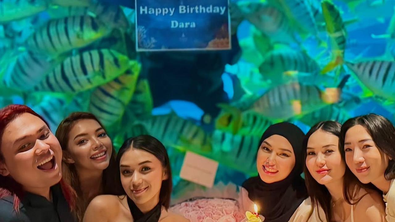 7 Potret Ultah Dara Arafah Dirayakan Bareng Sahabat, Ada Keanu Agl - Dapat Sebouquet Mawar Pink Besar