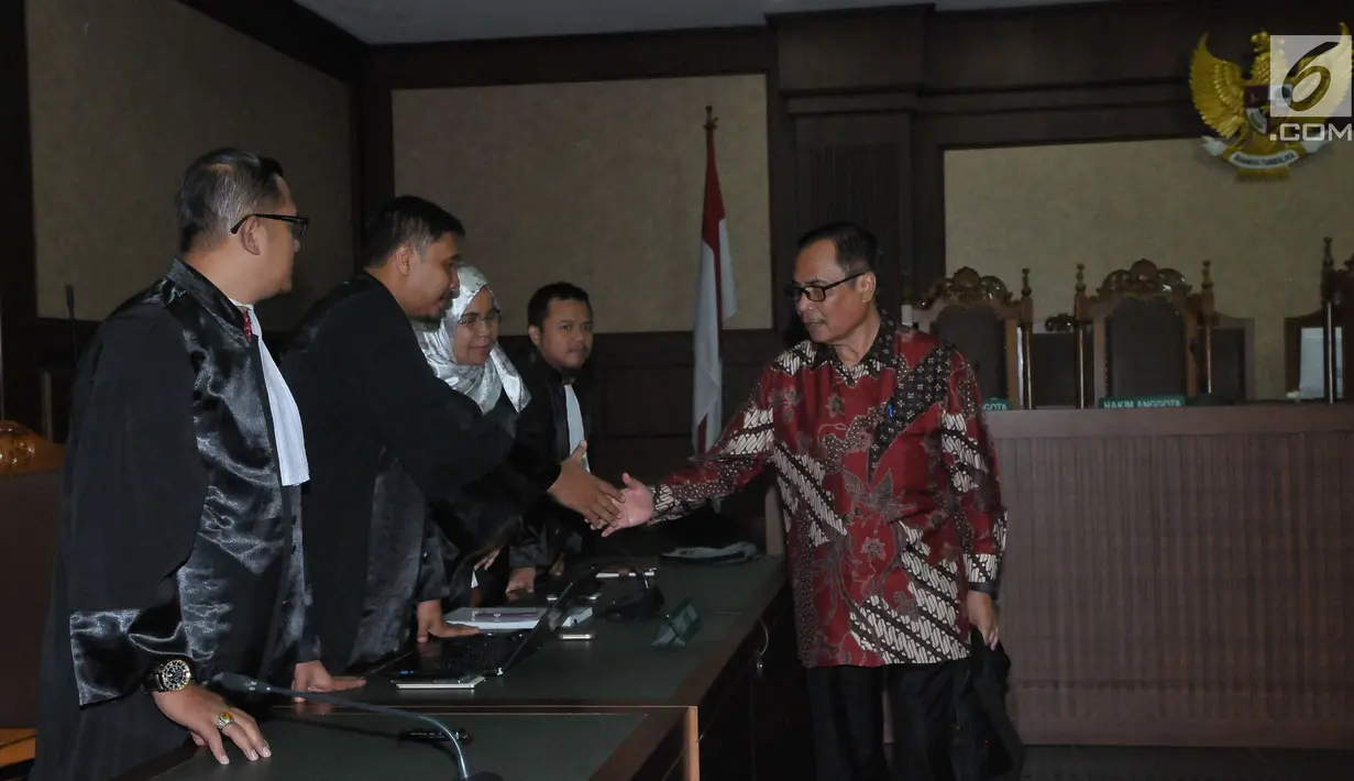 Terdakwa kasus korupsi pengadaan KTP Elektronik (e-KTP), Irman bersalaman dengan tim kuasa hukum usai menjalani sidang vonis di Pengadilan Tipikor Jakarta, Kamis (20/7). (Liputan6.com/Helmi Afandi)