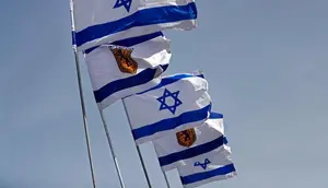 Bendera Israel berkibar di dekat Gerbang Jaffa di Kota Tua Yerusalem (20/3). Gerbang Jaffa adalah sebuah portal yang dibuat dari batu yang berada dalam deret tembok bersejarah Kota Lama Yerusalem. (AFP Photo/Thomas Coex)