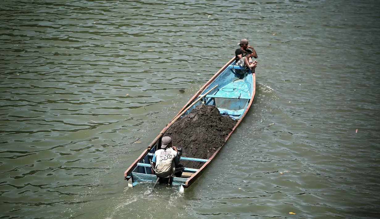 Penambang membawa hasil galian pasir menggunakan perahu di Sungai Luk Ulo, Kabupaten Kebumen, Jawa Tengah, Sabtu (05/5). Aktivitas menambang pasir secara tradisional telah berjalan belasan tahun. (Liputan6.com/Fery Pradolo)