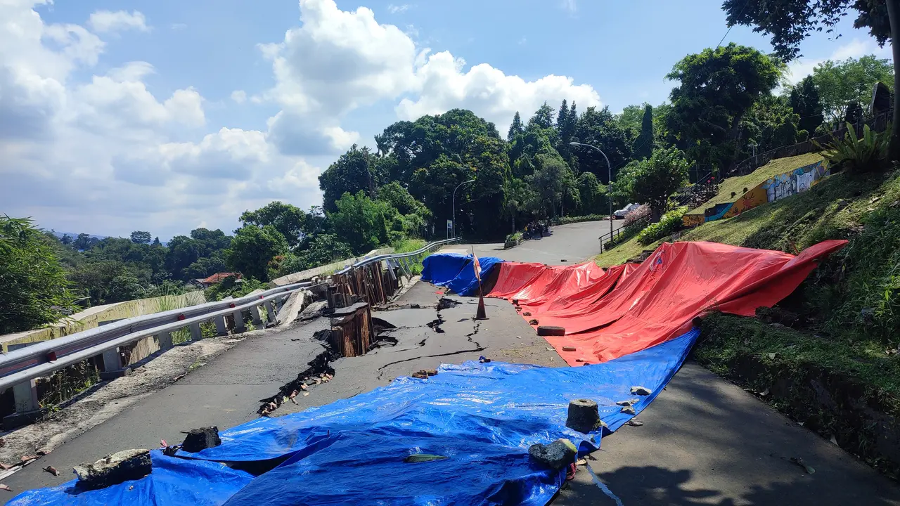 Warga Kota Bogor Keluhkan Jalan di Batutulis Sudah Sebulan Ditutup Akibat Longsor