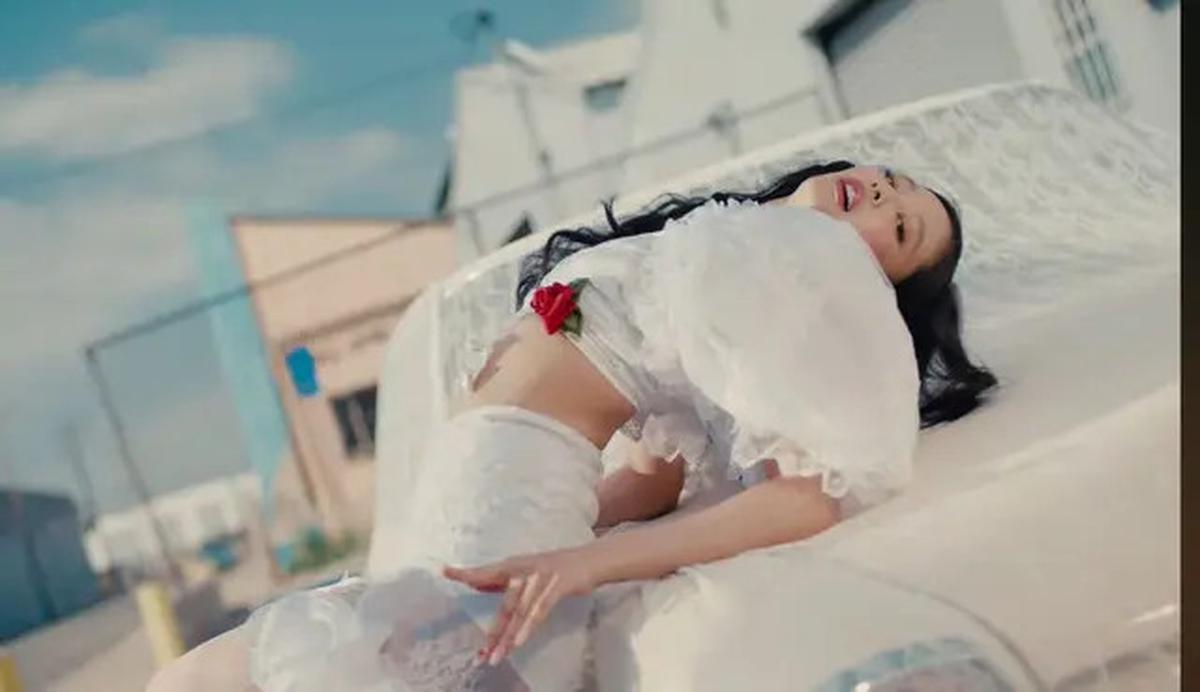 Jennie BLACKPINK Tampil Imut dengan Poni Klasik ala Audrey Hepburn