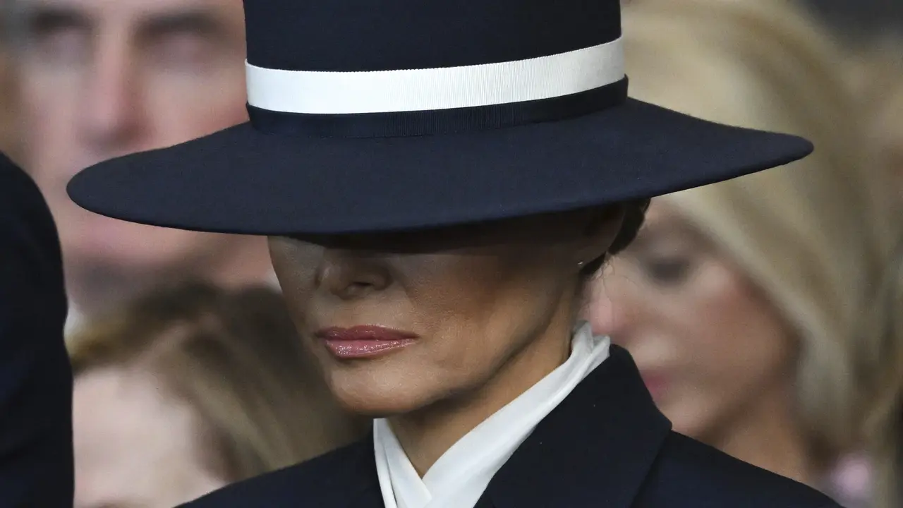 Pesan Tersembunyi Melania Trump Lewat Topi Lebarnya Saat Dampingi Donald Trump Ucapkan Sumpah Jabatan