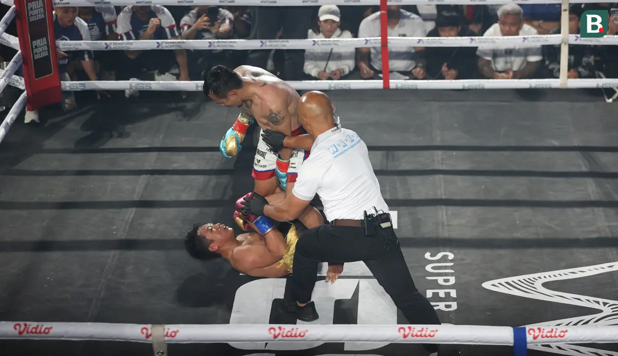 Paris Pernandes terjatuh saat melawan Rudy Golden Boy dalam ajang HSS Series 7: The Redemption di W Super Club Gatsu, Jakarta, pada Sabtu (7/2/2026). (Bola.com/M Iqbal Ichsan)