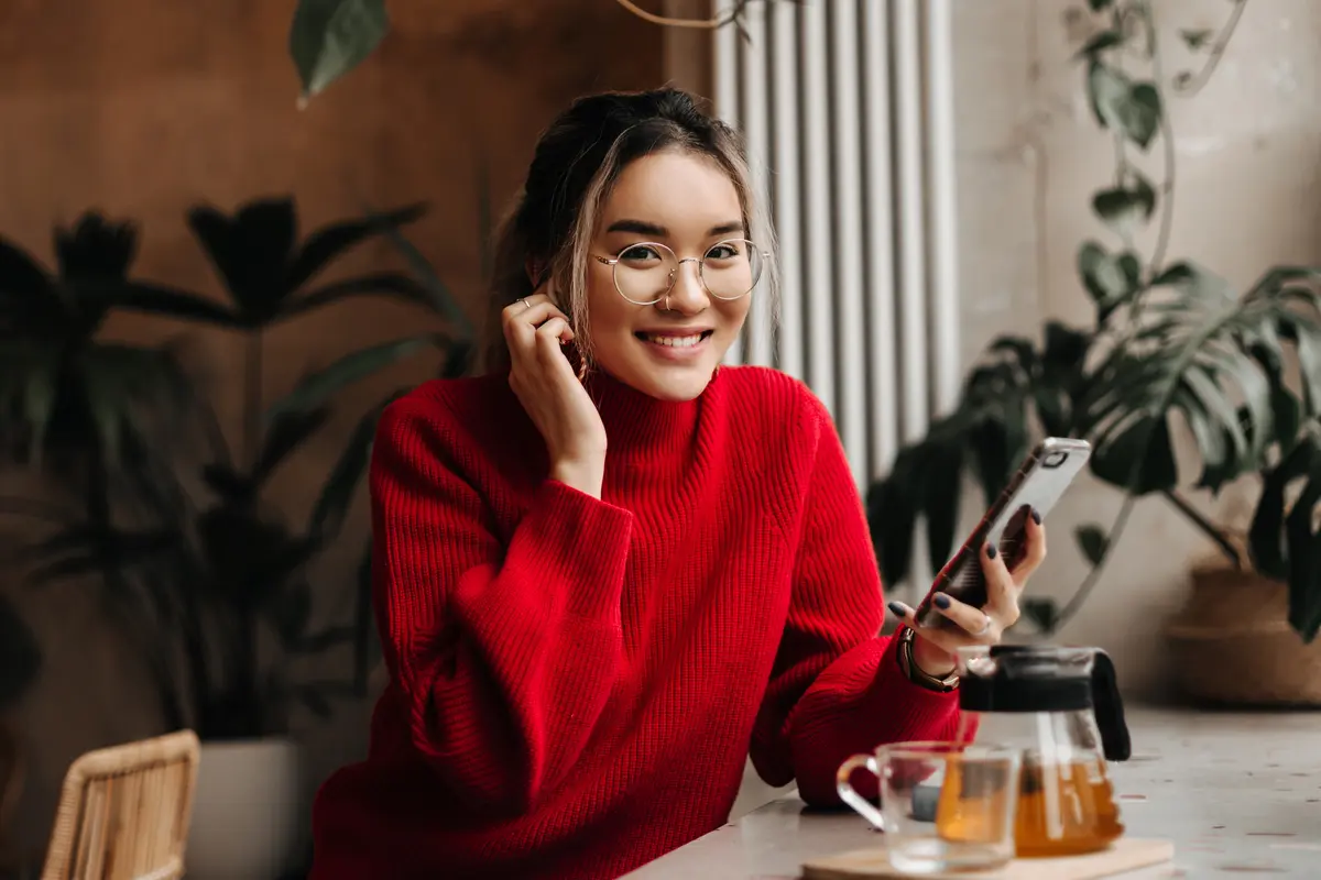wanita juli baju merah