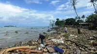 Warga mencari sisa harta benda usai tsunami menerjang Kampung Sumur, Ujung Kulon, Banten, Selasa (24/12). Puluhan orang tewas saat tsunami menerjang kampung ini. (Merdeka.com/Arie Basuki)