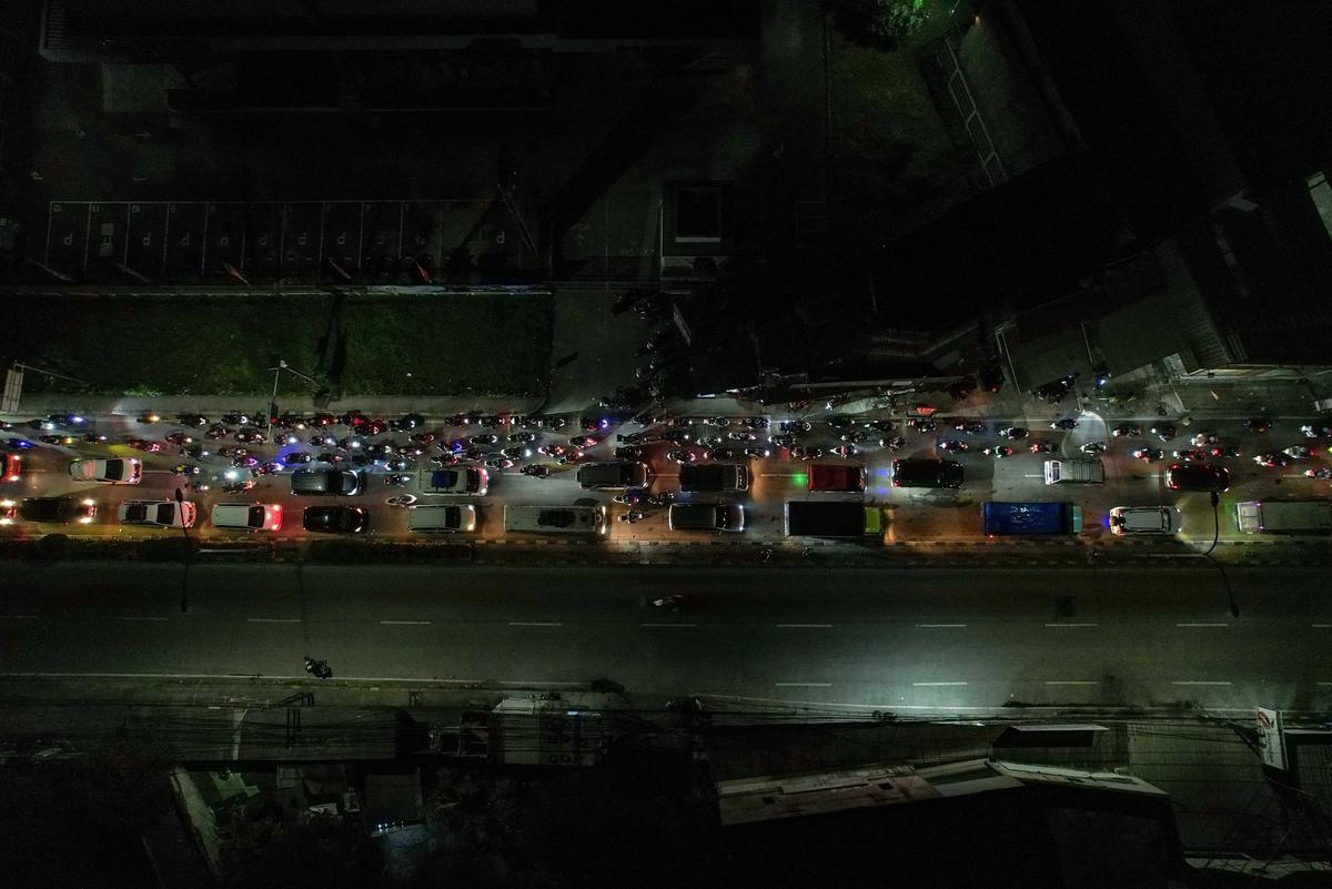 FOTO: Pemudik Padati Jalur Arteri Bekasi Cikampek