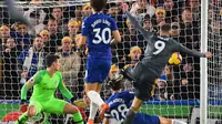 Striker Leicester City Jamie Vardy (kanan) merobek gawang Chelsea pada laga Liga Inggris di Stamford Bridge, Sabtu (22/12/2018). (AFP/Glyn Kirk)