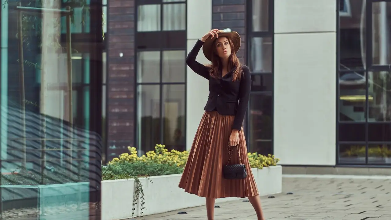 5 Inspirasi Outfit Rok Pleats yang Elegan untuk ke Kantor (photo by freepik)