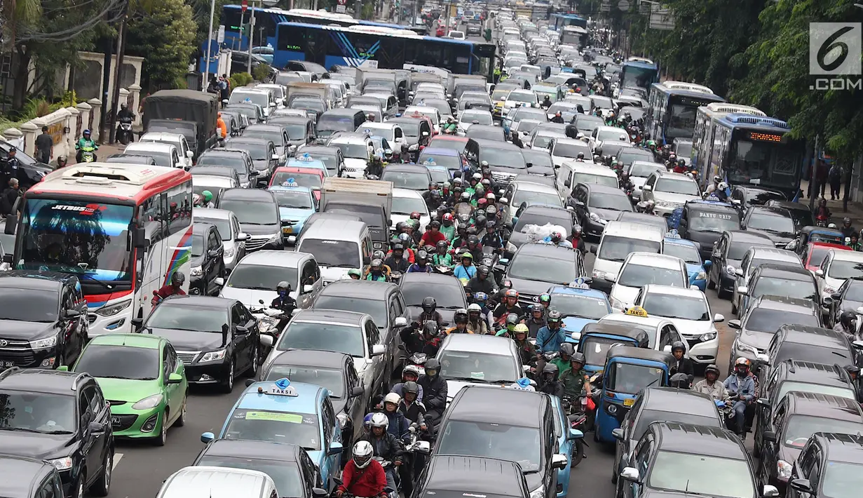 Penampakan kemacetan parah di Jalan Medan Merdeka Timur, Jakarta, Rabu (14/2). Demo yang digelar sopir taksi online di depan Istana Negara menyebabkan kemacetan di sejumlah ruas jalan akibat pengalihan arus lalu lintas. (Liputan6.com/Immanuel Antonius)