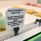 Kue-kue terlihat dalam etalase di restoran untuk anjing Dogue, San Francisco, California, Amerika Serikat, 5 Oktober 2022. Makanan di restoran ini dibuat dengan bahan-bahan organik yang bersumber secara lokal. (JOSH EDELSON/AFP)