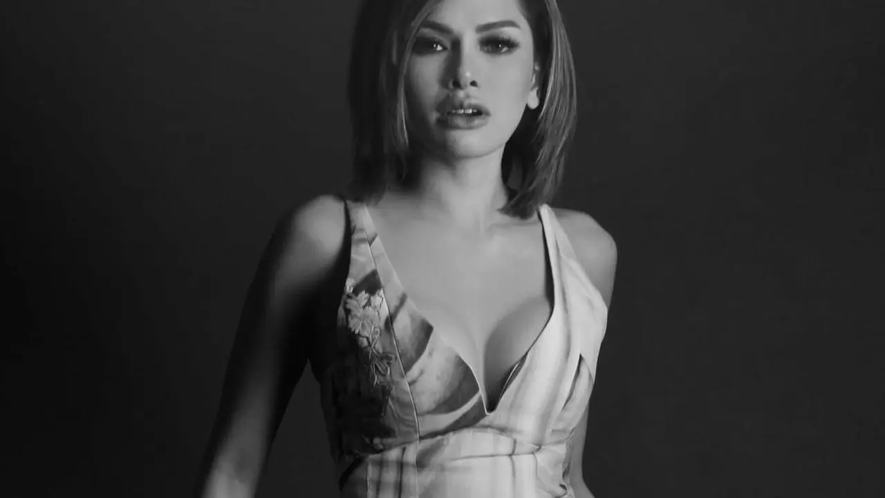 [Bintang] Selain Nikita Mirzani, 5 Seleb Ini Lekat dengan Gaya Seksi Ikonik
