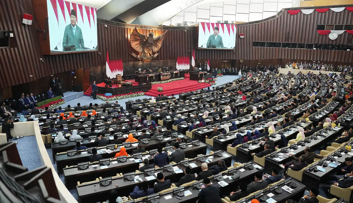 Presiden Prabowo Subianto saat menyampaikan pidato dalam Sidang Tahunan MPR RI dan Sidang Bersama DPR-DPD RI Tahun 2026 di Kompleks Parlemen, Jakarta, Jumat (14/8/2026). (AP/ Dita Alangkara)