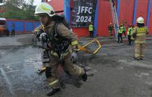 FOTO: Aksi Pemadam Kebakaran Beradu Ketangkasan di Jakarta Fire Fighting Challenge 2024