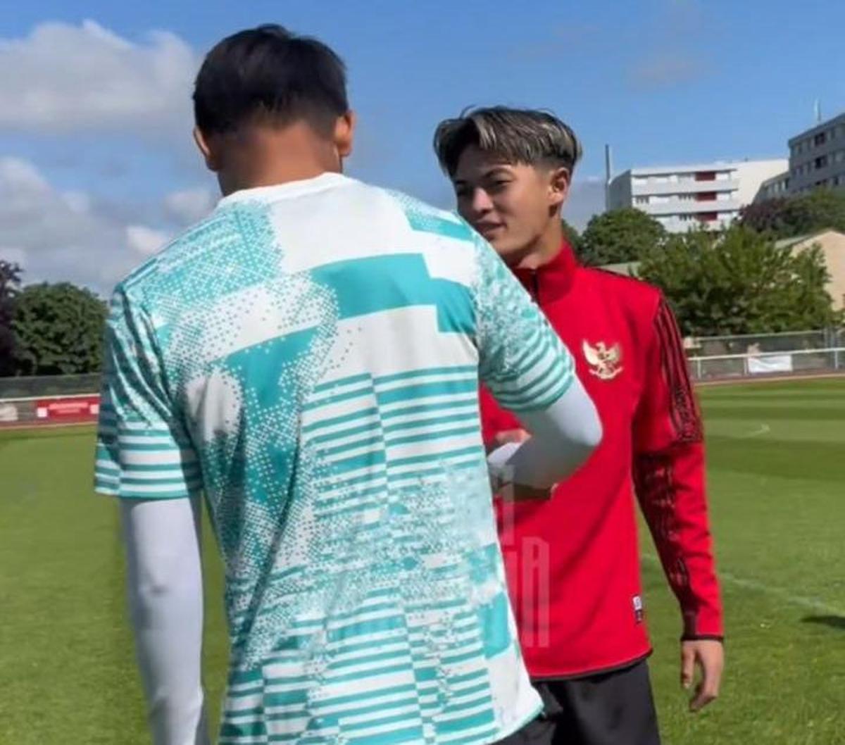 Ia kemudian bergabung dan menyalami satu per satu rekan satu timnya.&nbsp;