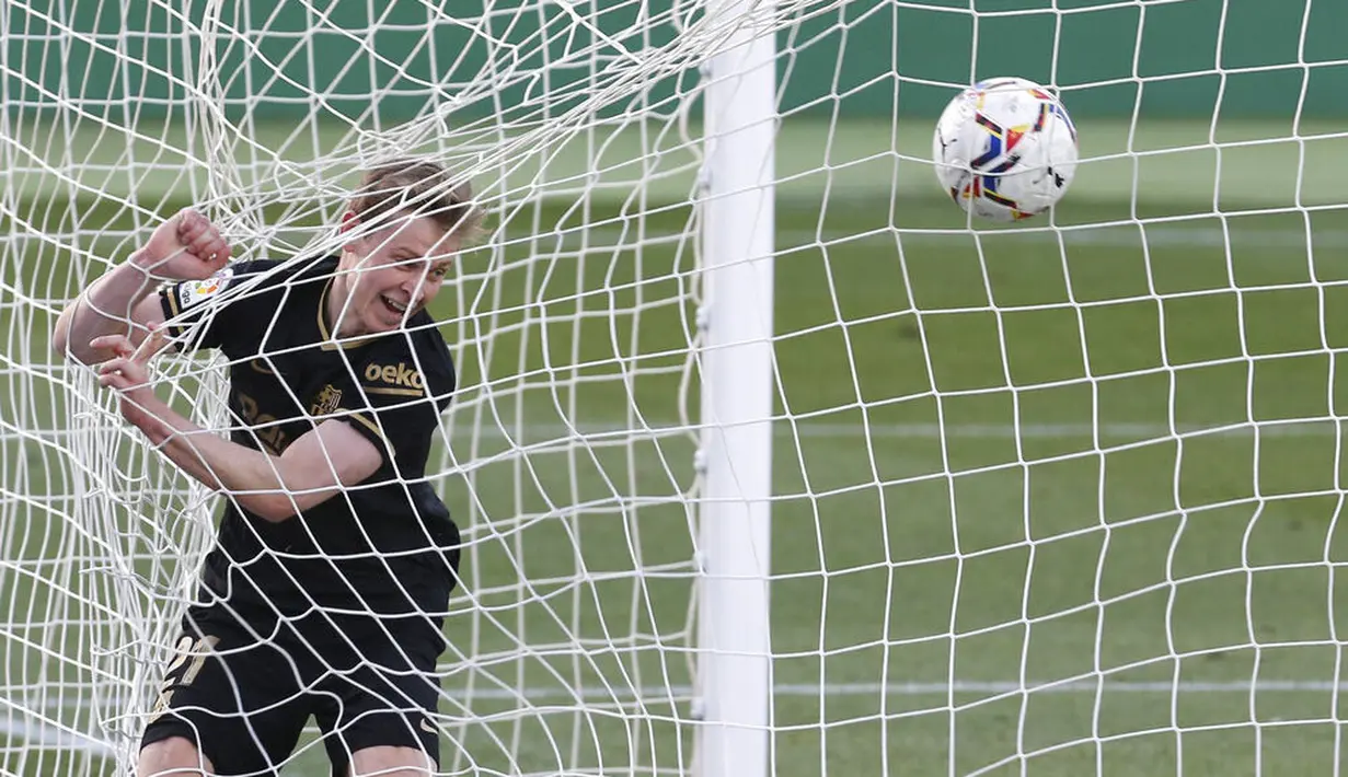 Gelandang Barcelona, Frenkie de Jong, melakukan selebrasi usai mencetak gol ke gawang Elche pada laga Liga Spanyol di Stadion Manuel Martinez Valero, Minggu (24/1/2021). Barcelona menang dengan skor 2-0. (AP/Alberto Saiz)