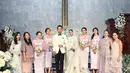 Di sisi lain, para bridesmaid tampil kompak kenakan dress nuansa lilac. Tampak dua sahabat Jessica Mila dari dunia hiburan, Febby Rastanty dan Enzy Storia hadir serta menjadi bridesmaid. [IG/merdioctav].